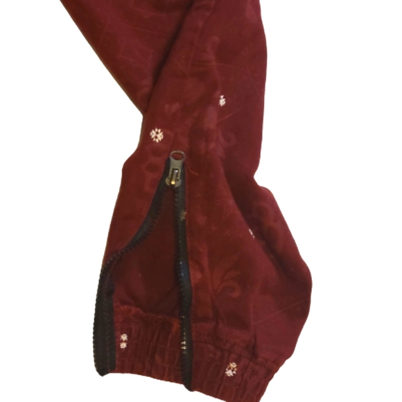 Square zero drawstring pants. Front zipper pockets. Zip ankles. Back pockets. - Picture 4 of 5